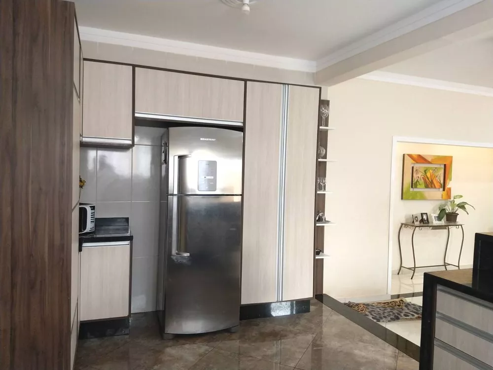 Casa à venda com 3 quartos, 210m² - Foto 2