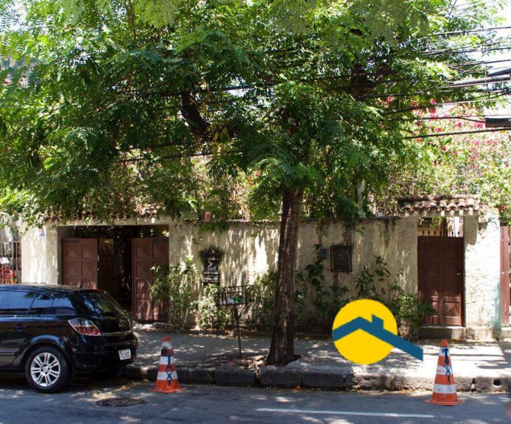 Casa à venda com 6 quartos, 240m² - Foto 1