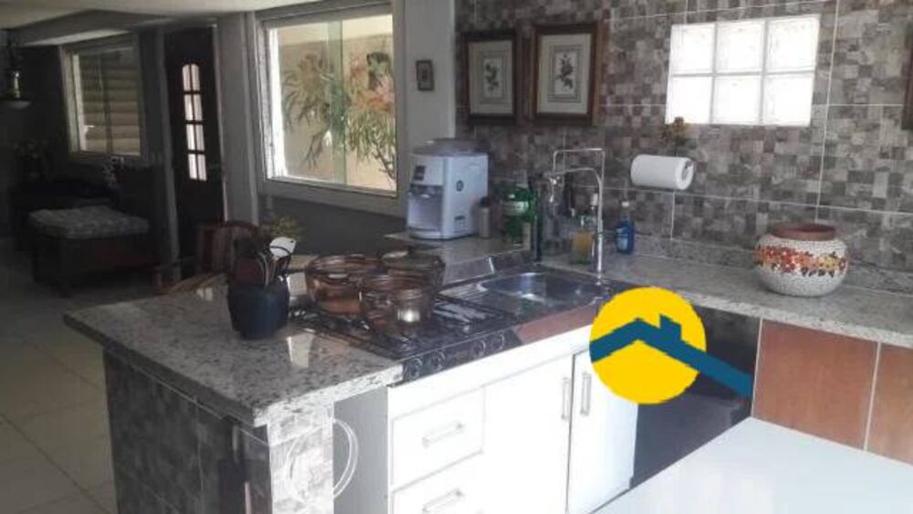 Casa, 3 quartos, 240 m² - Foto 1