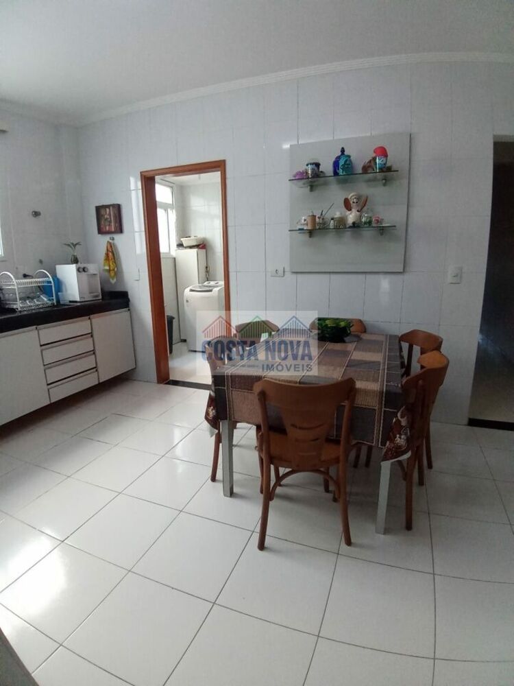 Casa, 6 quartos, 235 m² - Foto 1