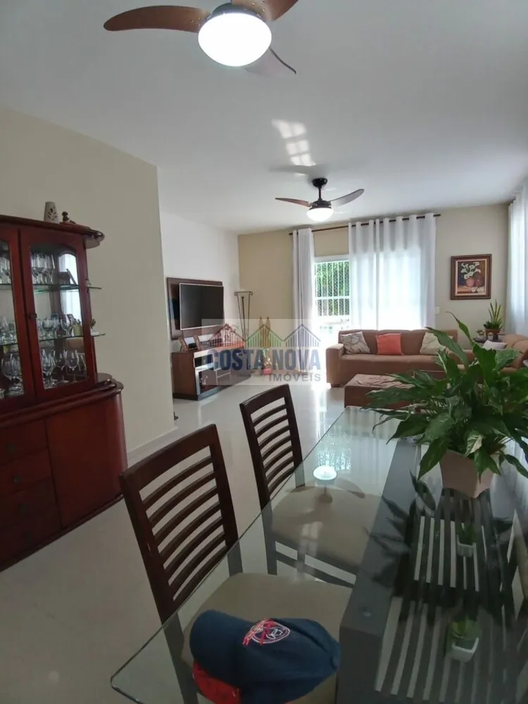 Casa, 6 quartos, 235 m² - Foto 1