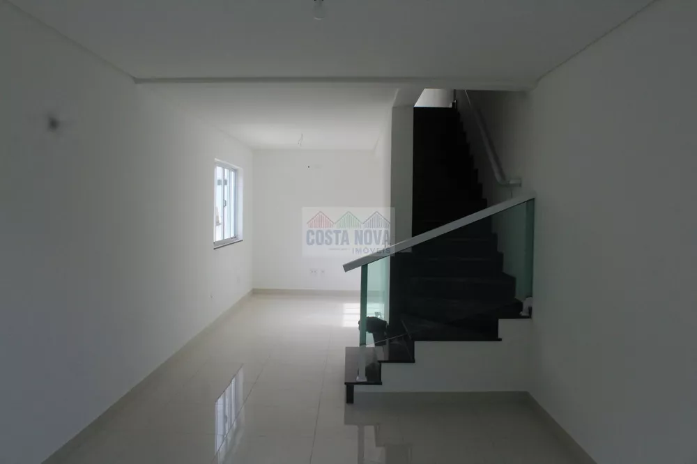 Casa à venda com 4 quartos, 240m² - Foto 2