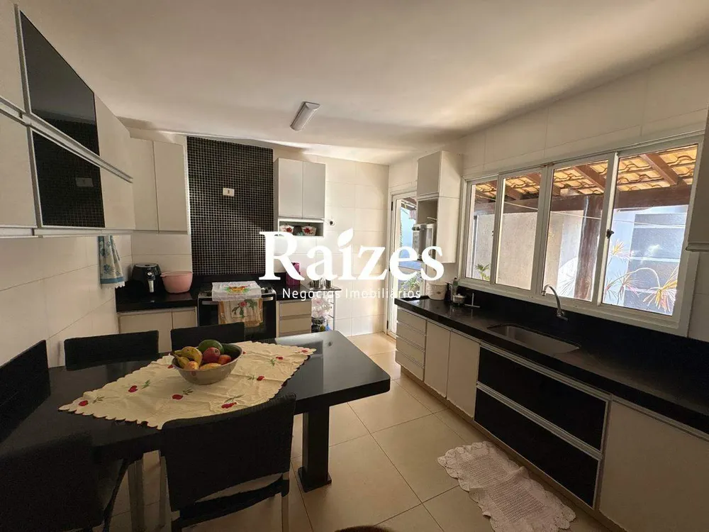 Casa, 3 quartos, 300 m² - Foto 2