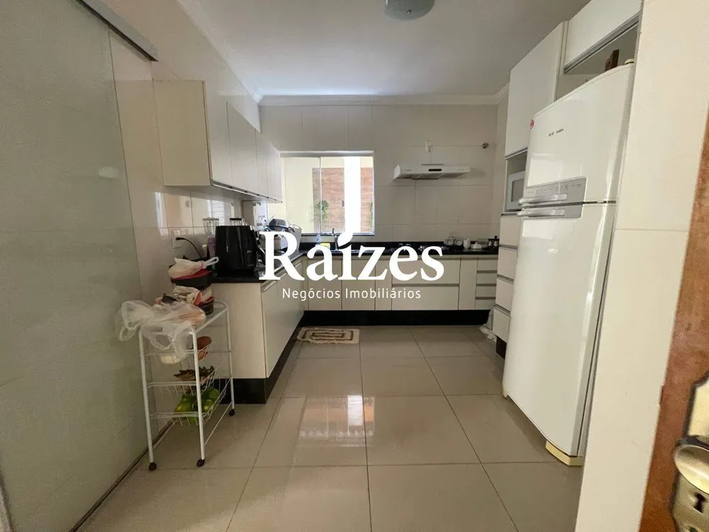 Casa, 3 quartos, 235 m² - Foto 1
