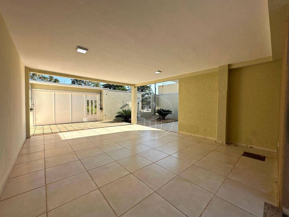 Casa à venda com 3 quartos, 200m² - Foto 1