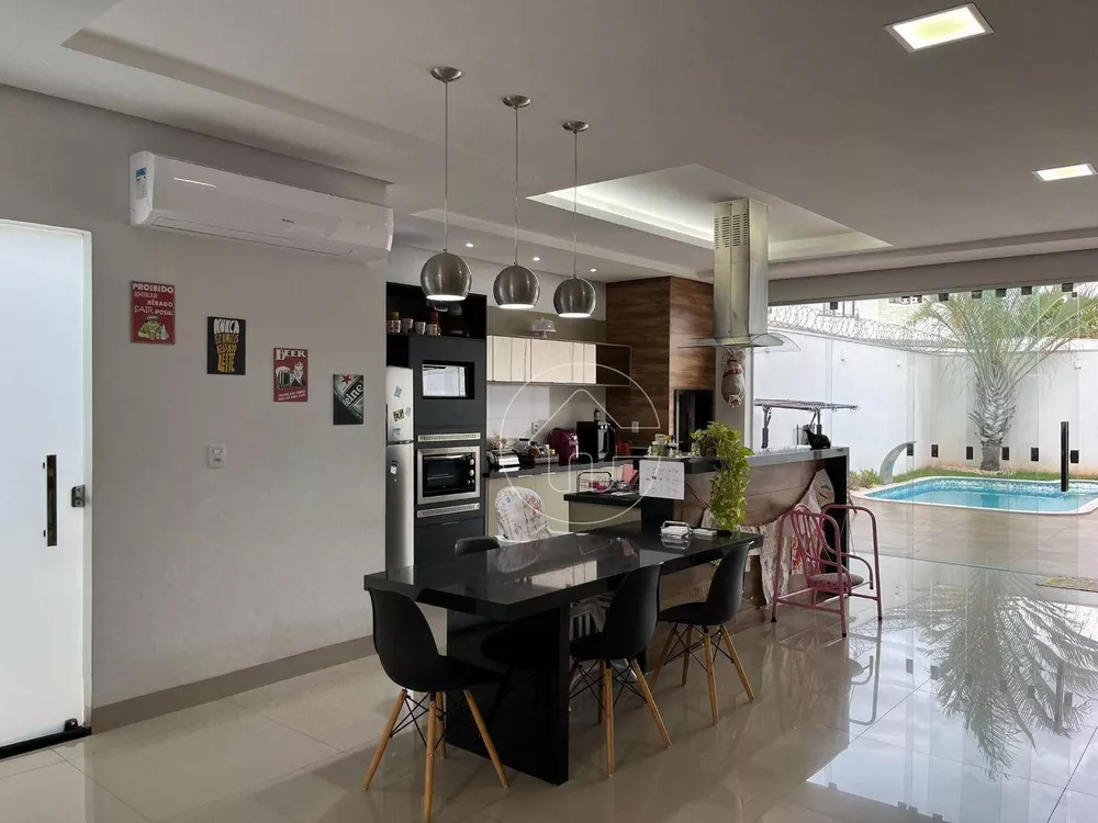 Casa à venda com 3 quartos, 201m² - Foto 1