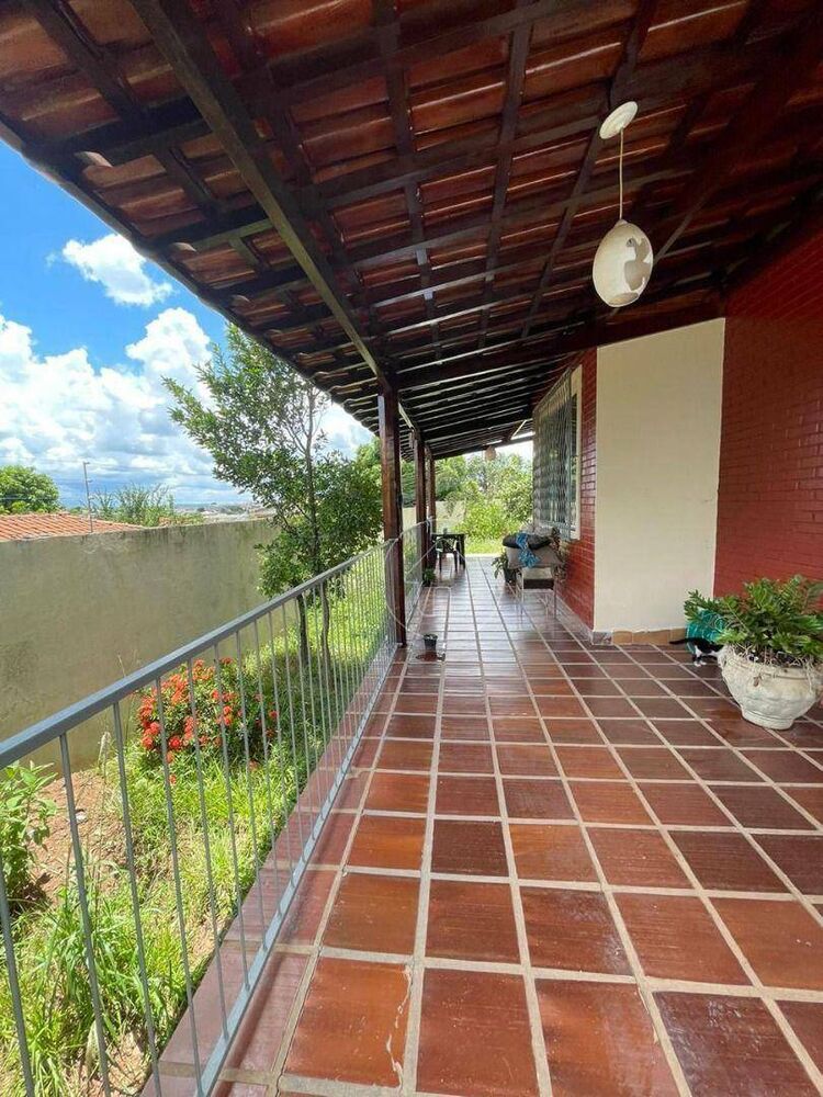 Casa à venda e aluguel com 3 quartos, 252m² - Foto 1