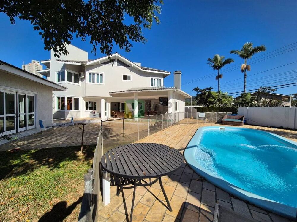 Casa à venda com 6 quartos, 317m² - Foto 1