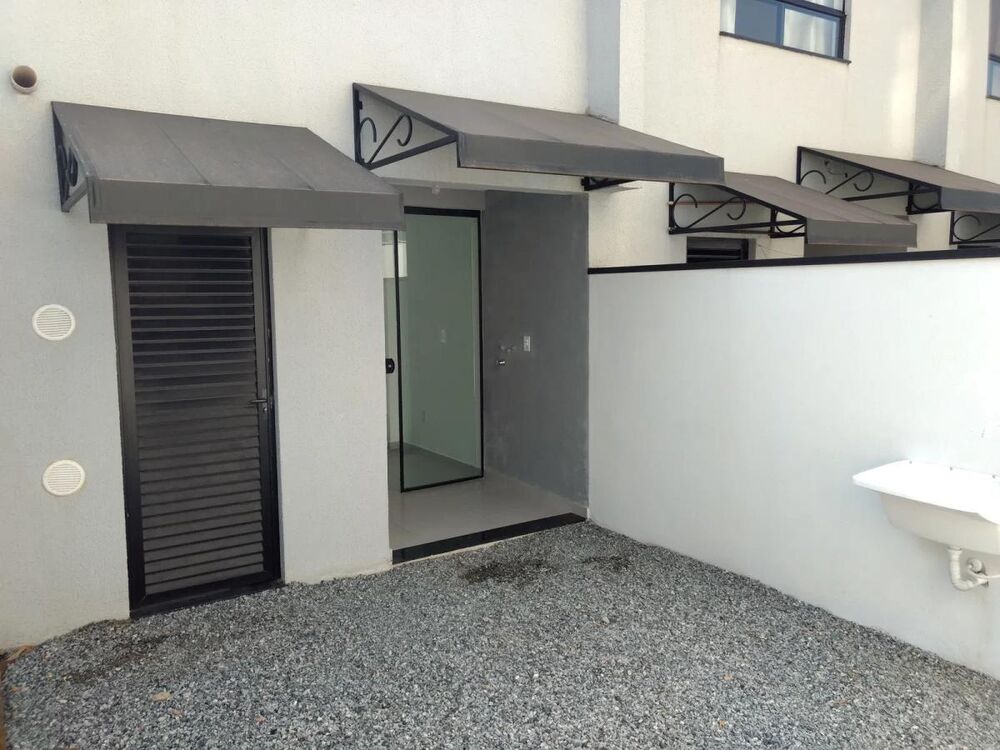Casa à venda com 2 quartos, 73m² - Foto 1