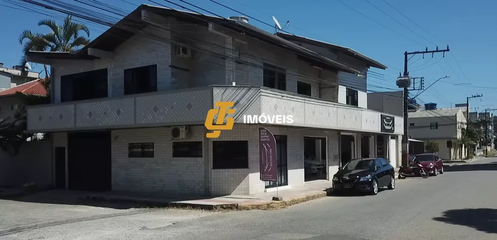 Casa à venda com 3 quartos, 300m² - Foto 1