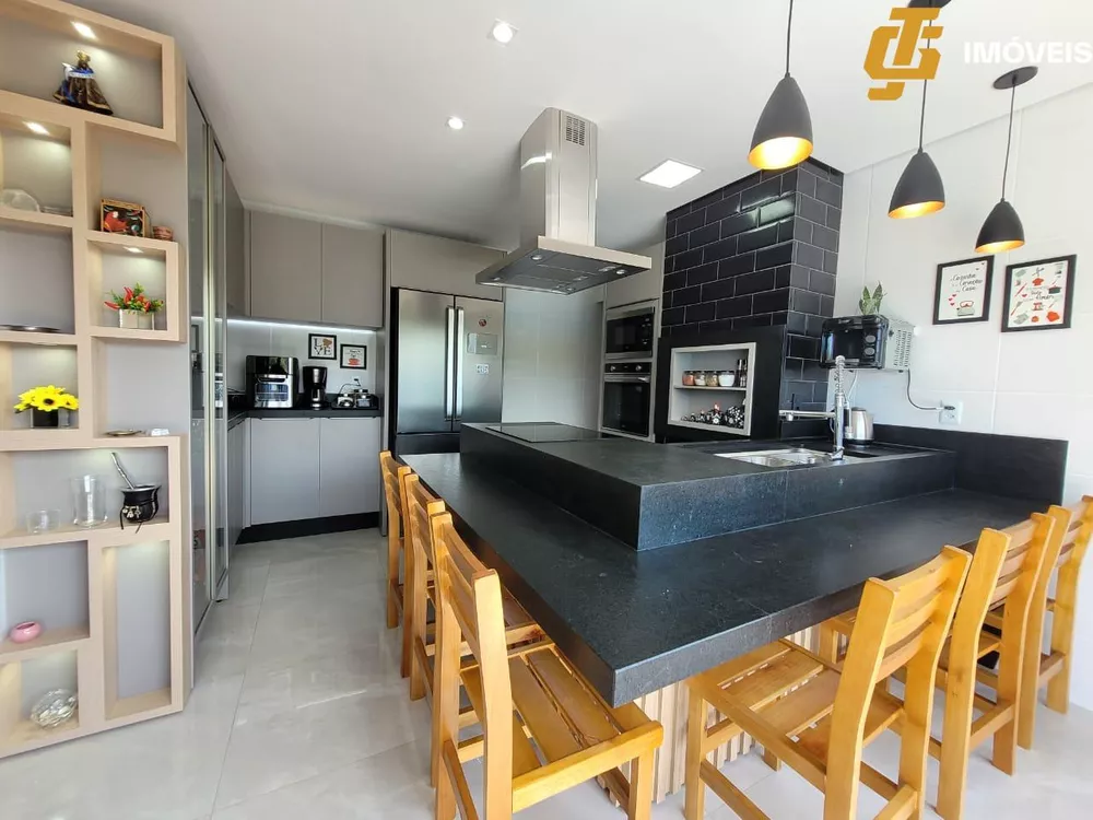 Casa à venda com 2 quartos, 76m² - Foto 1