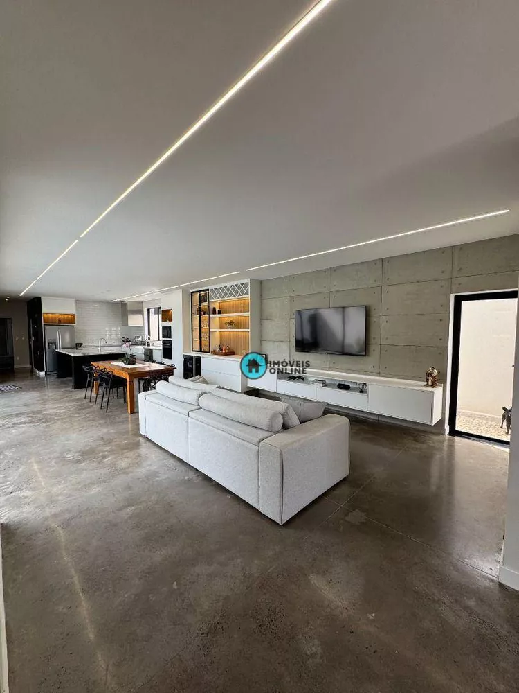 Sobrado, 3 quartos, 302 m² - Foto 2