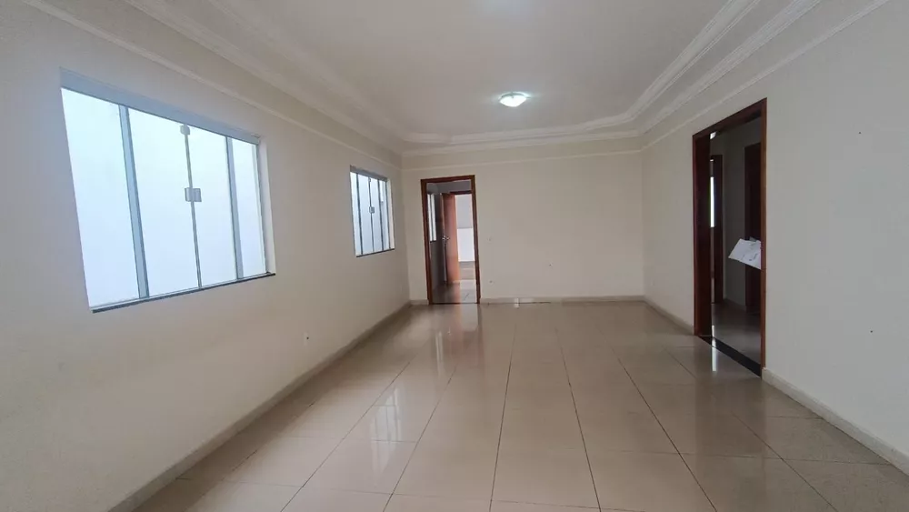 Casa à venda com 3 quartos, 250m² - Foto 2