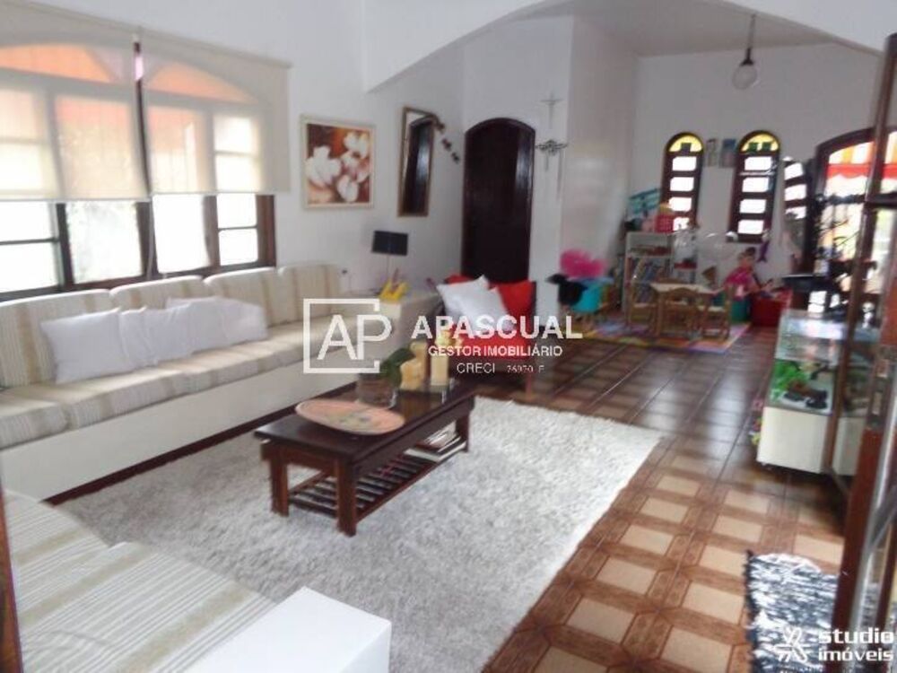 Casa à venda com 4 quartos, 300m² - Foto 1