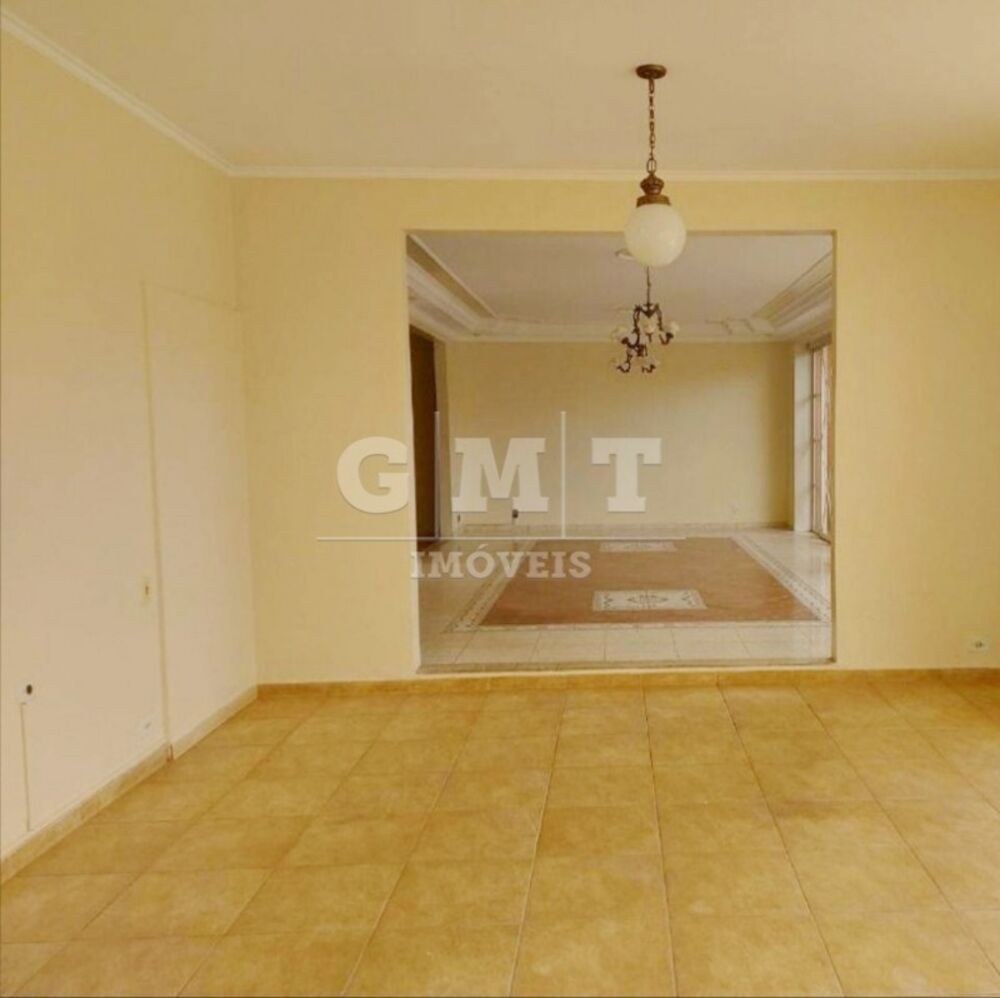 Casa à venda com 3 quartos, 271m² - Foto 1