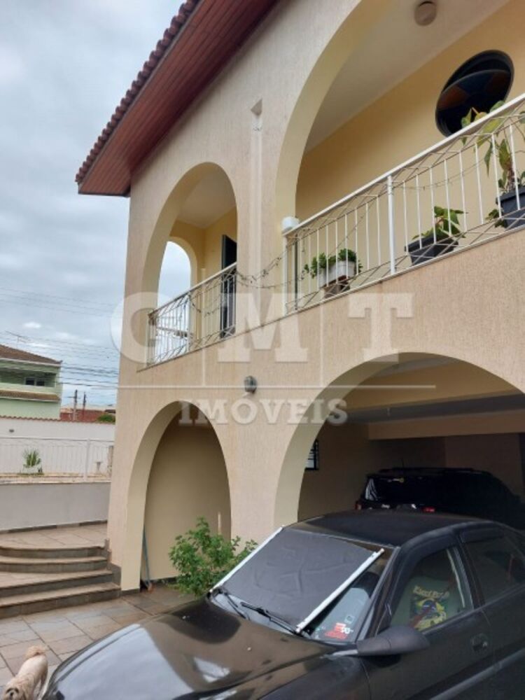 Casa à venda com 3 quartos, 329m² - Foto 1