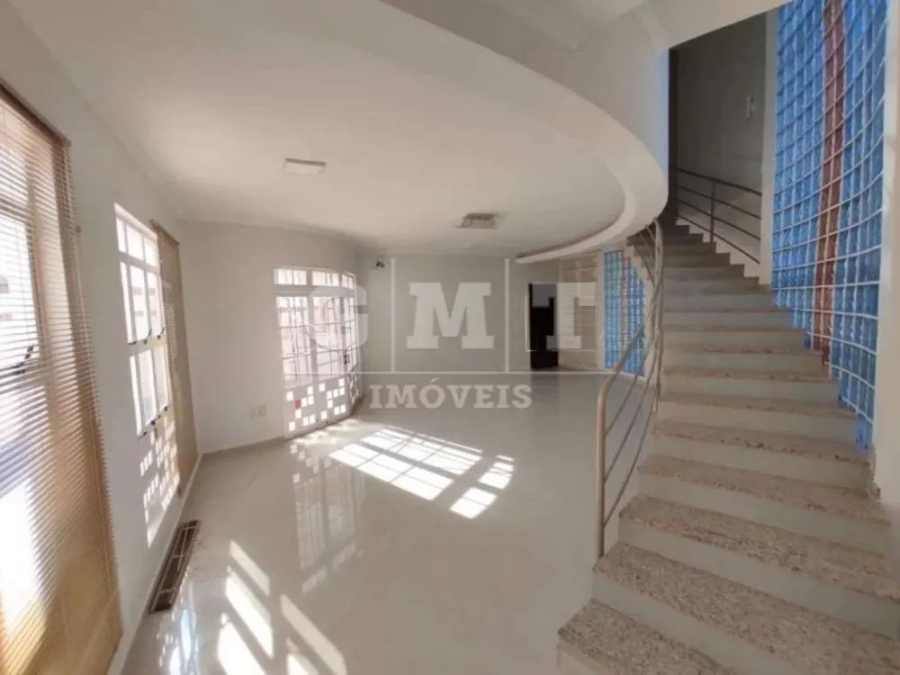 Casa à venda e aluguel com 3 quartos, 327m² - Foto 3