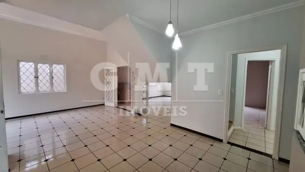 Casa à venda com 3 quartos, 231m² - Foto 1