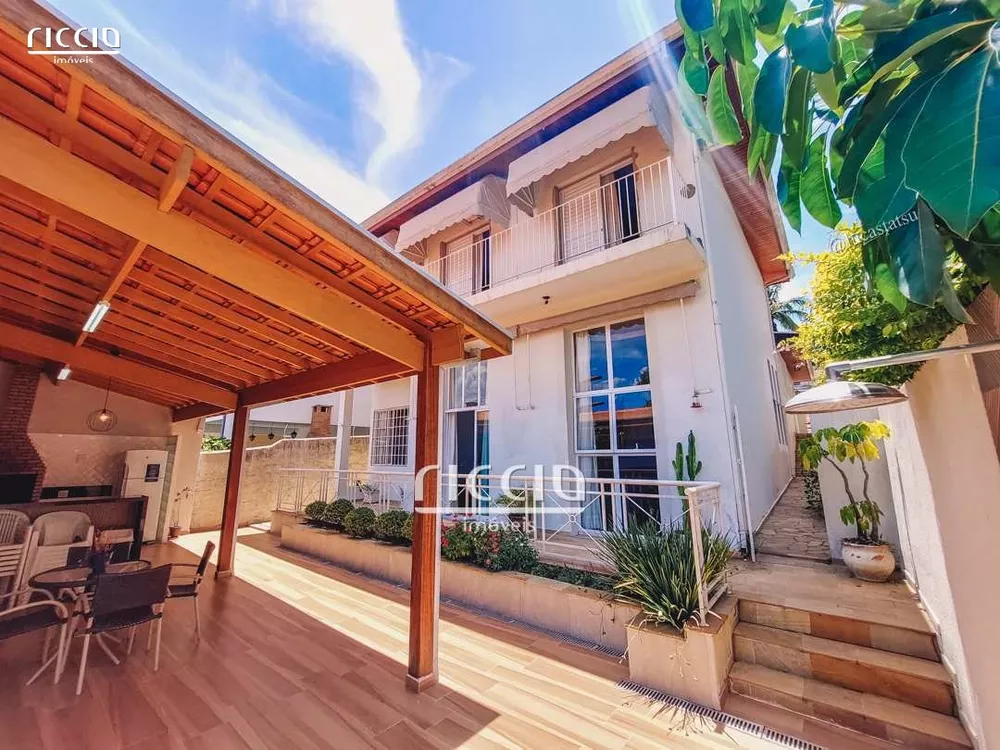 Casa à venda com 3 quartos, 262m² - Foto 1