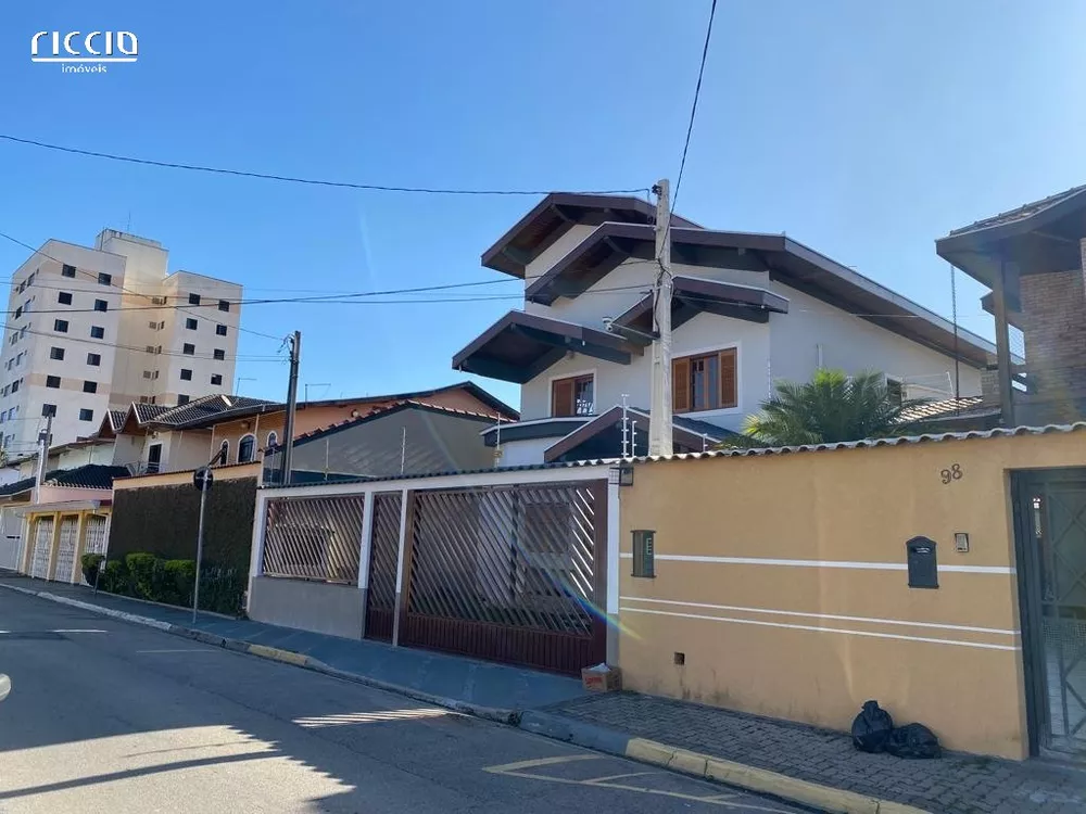 Casa à venda com 3 quartos, 224m² - Foto 1