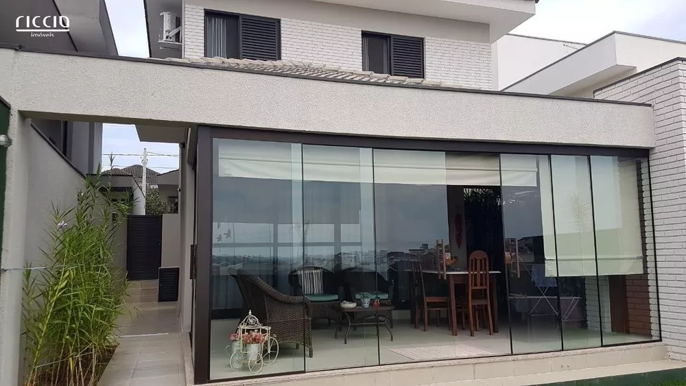 Casa de Condomínio à venda com 4 quartos, 210m² - Foto 1