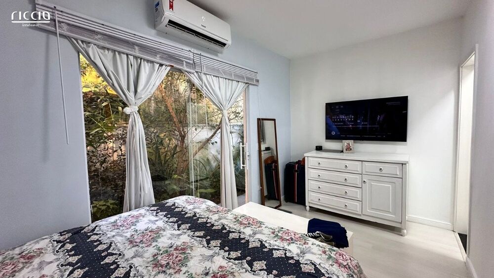 Casa de Condomínio à venda com 3 quartos, 225m² - Foto 2