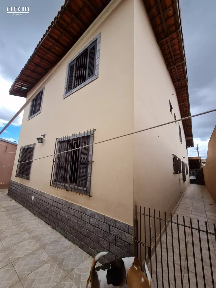 Casa à venda com 6 quartos, 244m² - Foto 1