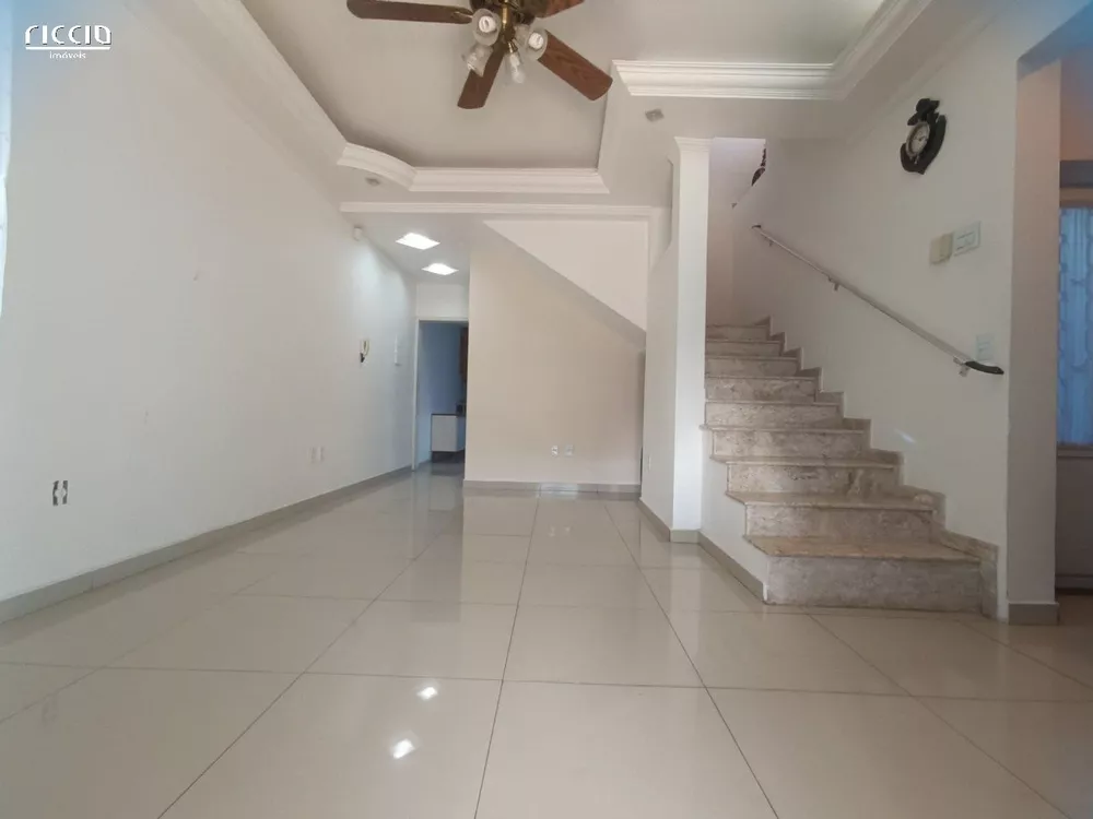 Casa à venda com 3 quartos, 244m² - Foto 1