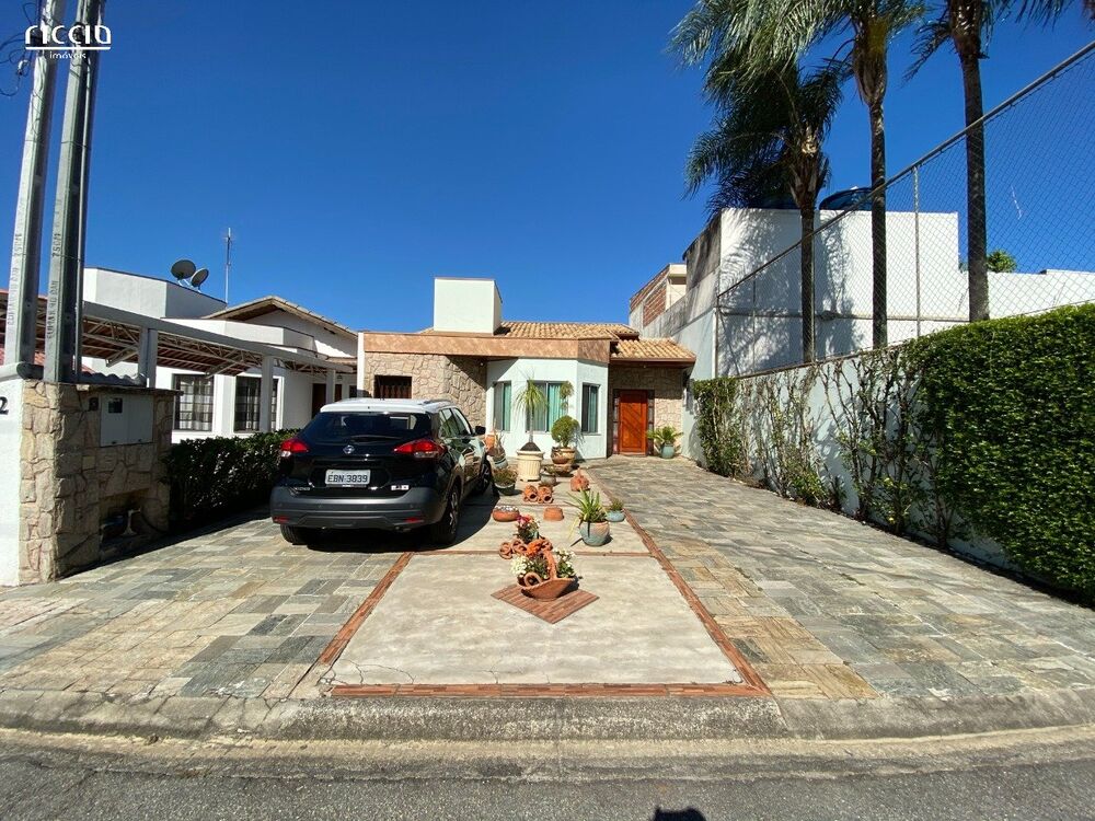 Casa de Condomínio à venda com 3 quartos, 200m² - Foto 1
