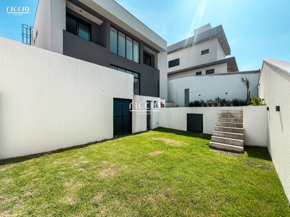 Casa de Condomínio à venda com 4 quartos, 305m² - Foto 1