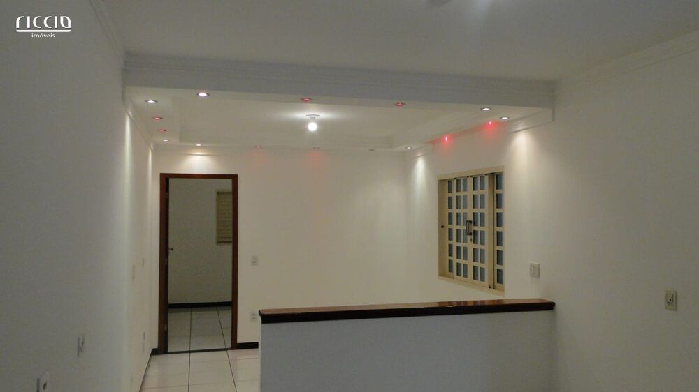 Casa à venda com 2 quartos, 70m² - Foto 5