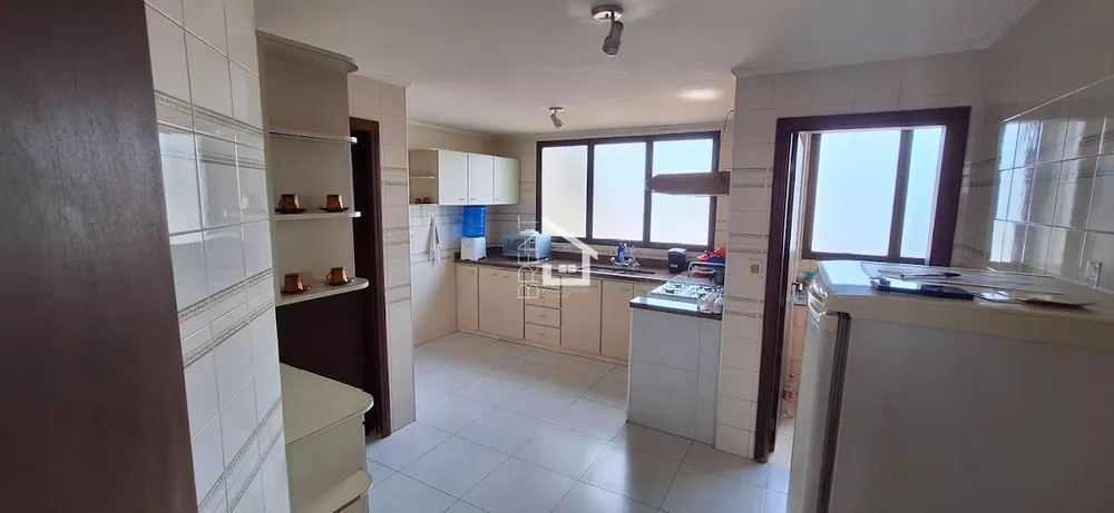 Apartamento à venda com 3 quartos, 212m² - Foto 4