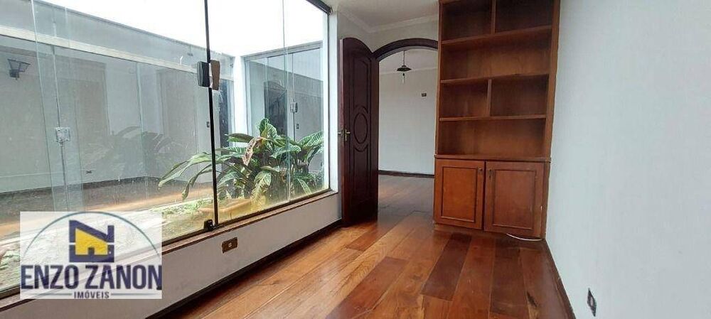 Casa à venda e aluguel com 3 quartos, 540m² - Foto 1