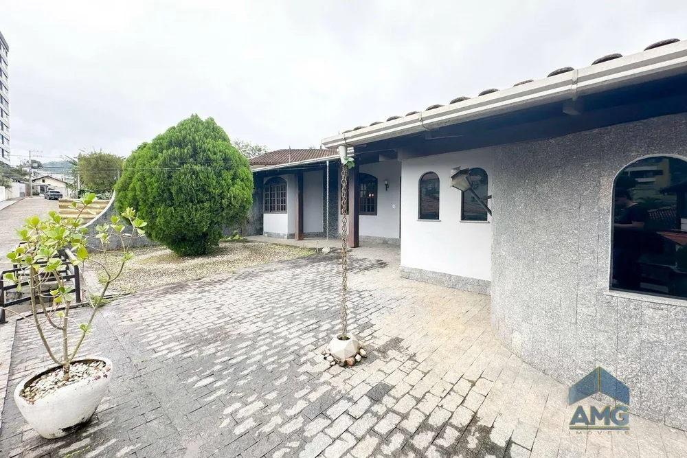 Casa, 4 quartos, 241 m² - Foto 1