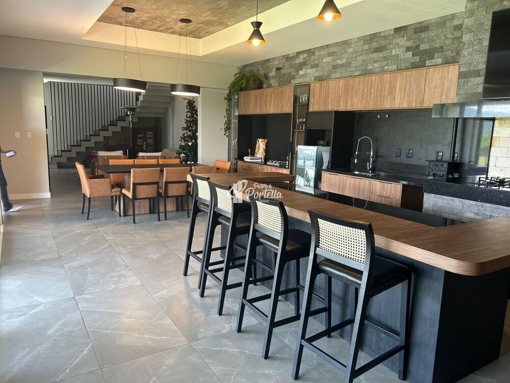 Casa de Condomínio à venda com 4 quartos, 360m² - Foto 1