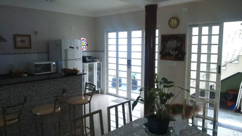 Casa à venda com 3 quartos, 300m² - Foto 4