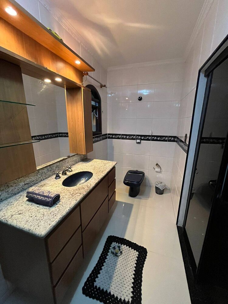 Casa à venda com 3 quartos, 243m² - Foto 2