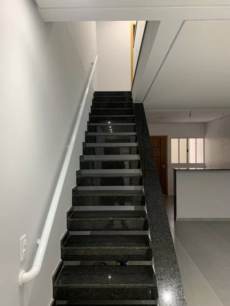 Casa à venda com 3 quartos, 210m² - Foto 3