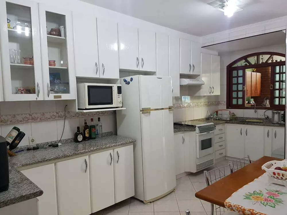 Casa à venda com 3 quartos, 210m² - Foto 2