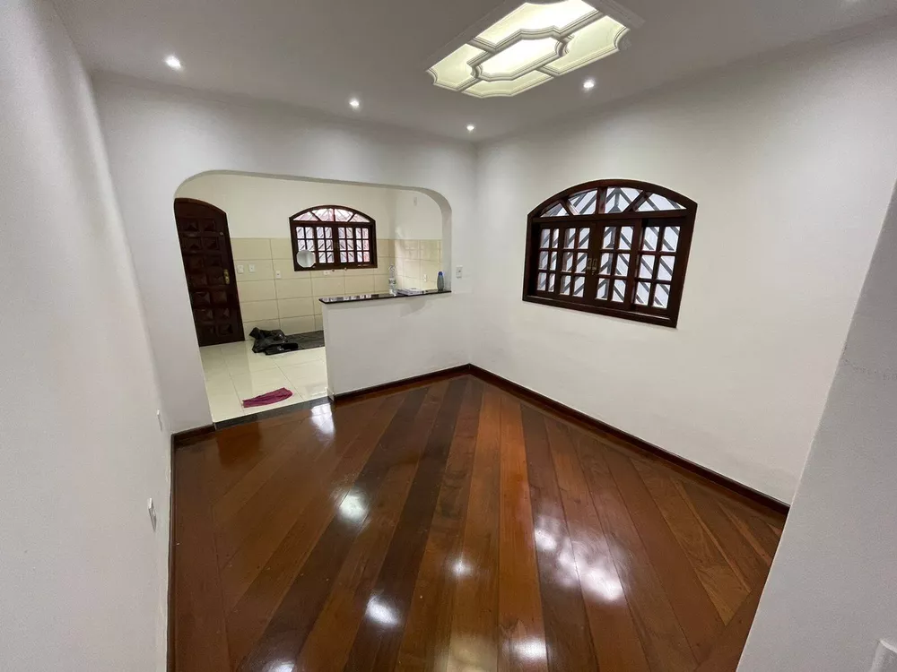 Casa à venda com 3 quartos, 220m² - Foto 4