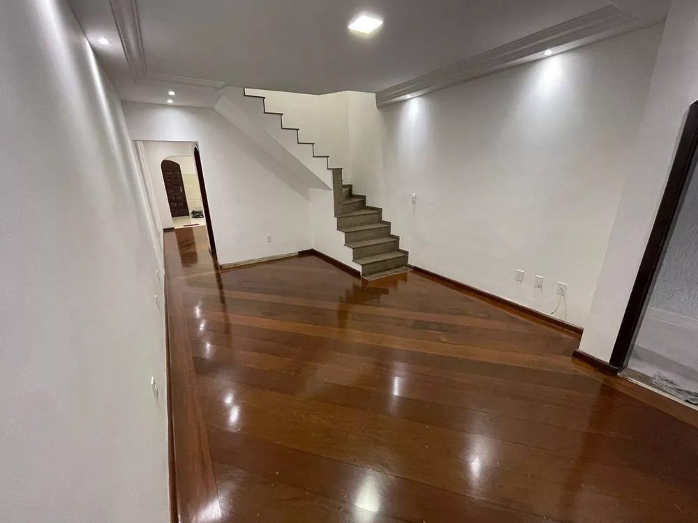 Casa à venda com 3 quartos, 220m² - Foto 2