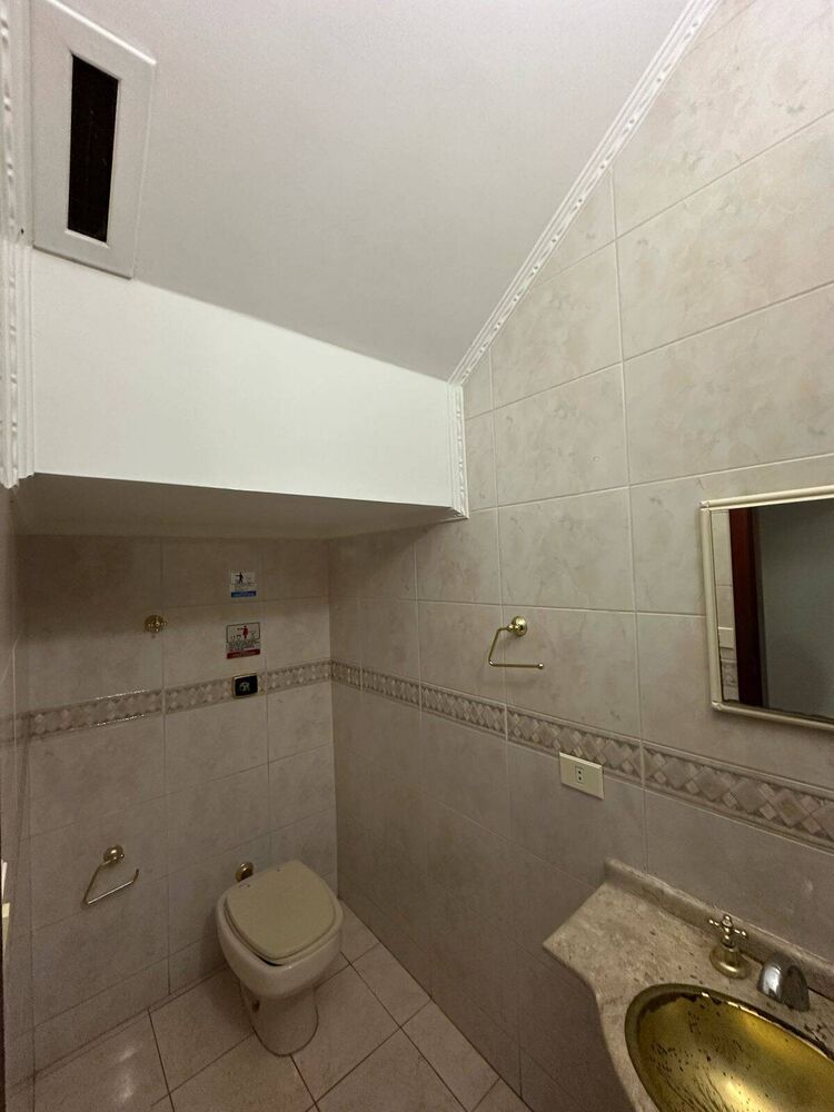 Casa à venda com 6 quartos, 214m² - Foto 1