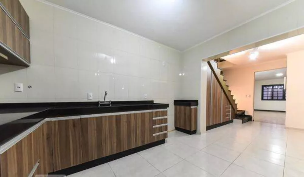 Sobrado à venda com 4 quartos, 250m² - Foto 1