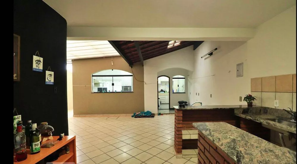 Casa à venda com 4 quartos, 300m² - Foto 2