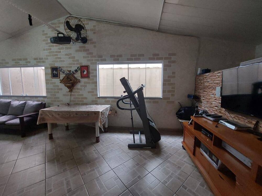 Casa à venda com 3 quartos, 200m² - Foto 1