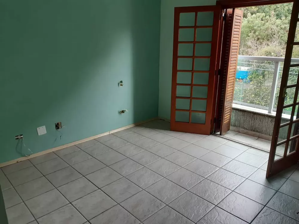 Casa à venda com 4 quartos, 240m² - Foto 1