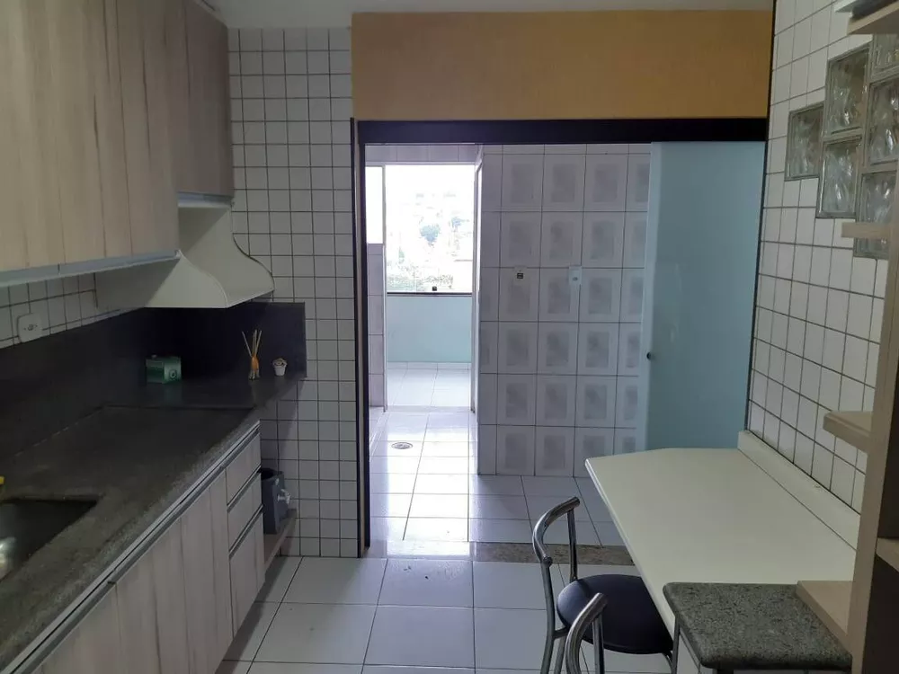 Casa à venda com 4 quartos, 240m² - Foto 4