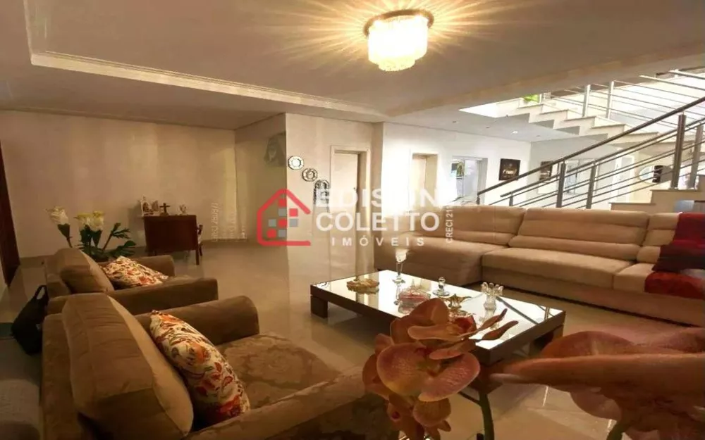 Casa à venda com 3 quartos, 210m² - Foto 1