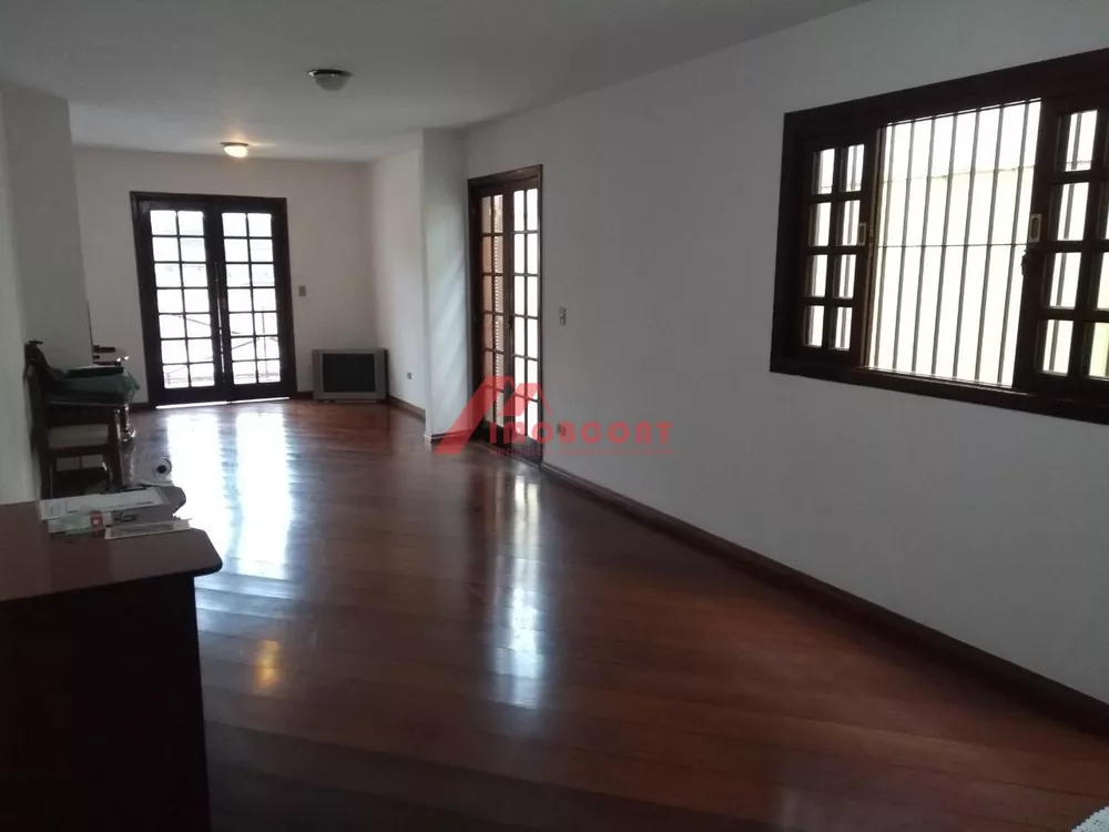 Sobrado à venda com 4 quartos, 200m² - Foto 1