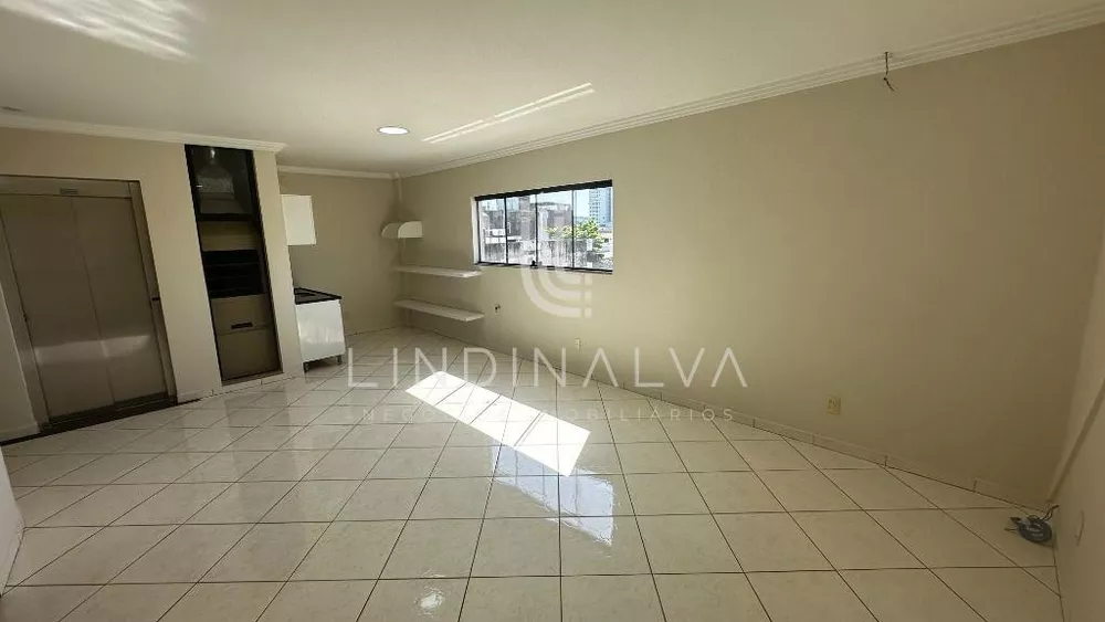 Apartamento para alugar com 2 quartos, 200m² - Foto 4